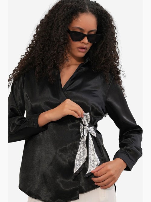 Camisa feminina de cetim com amarração frontal bdart - Kiabi Camisa feminina de cetim com amarração frontal bdart - Kiabi