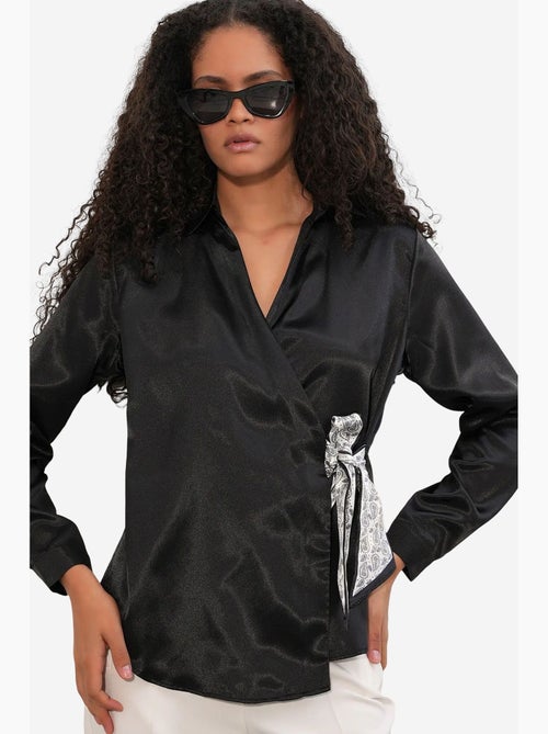 Camisa feminina de cetim com amarração frontal bdart - Kiabi Camisa feminina de cetim com amarração frontal bdart - Kiabi