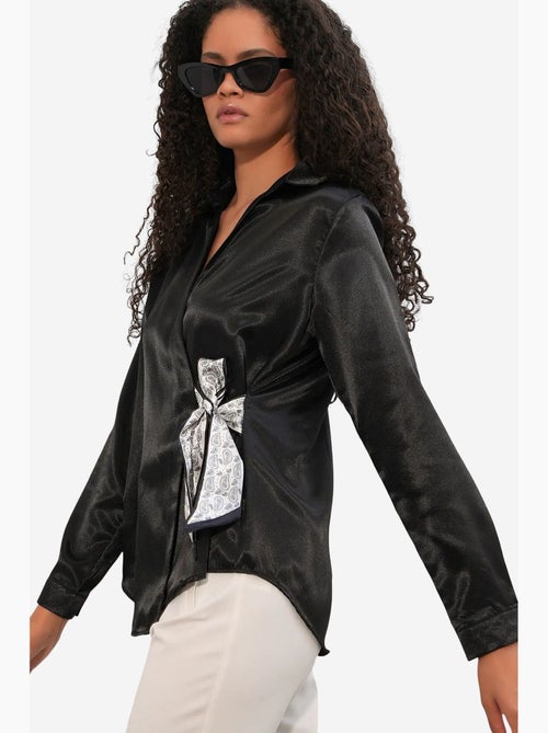 Camisa feminina de cetim com amarração frontal bdart - Kiabi Camisa feminina de cetim com amarração frontal bdart - Kiabi