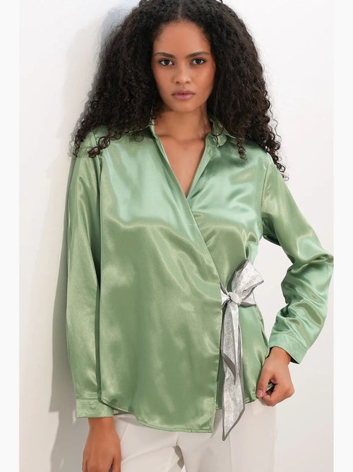 Camisa feminina de cetim com amarração frontal bdart - Kiabi Camisa feminina de cetim com amarração frontal bdart - Kiabi