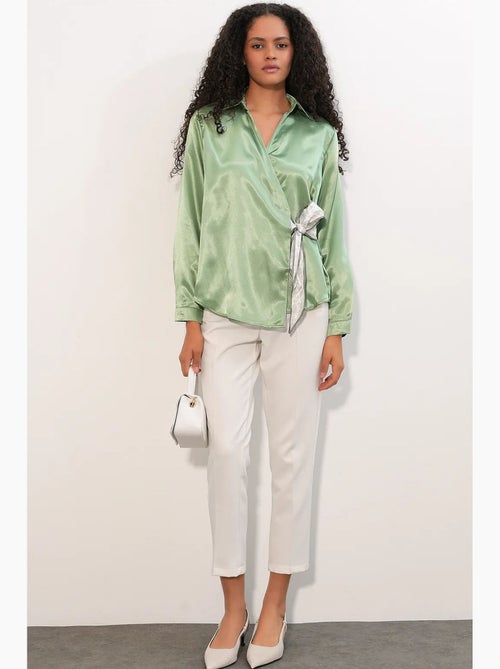 Camisa feminina de cetim com amarração frontal bdart - Kiabi Camisa feminina de cetim com amarração frontal bdart - Kiabi