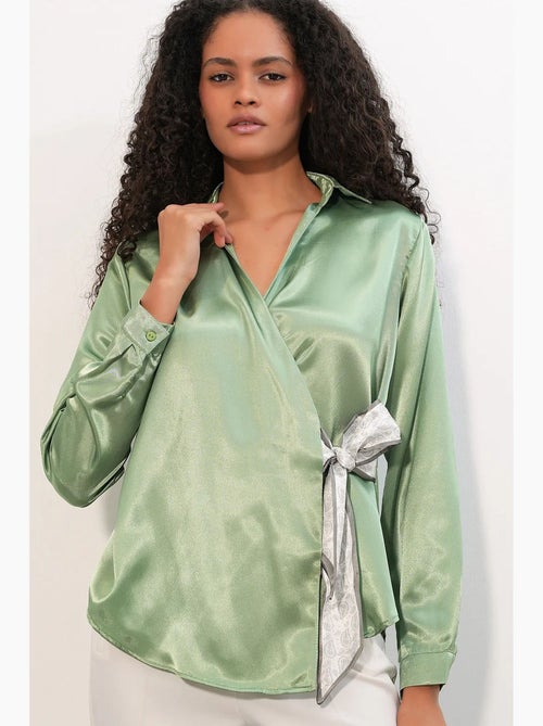 Camisa feminina de cetim com amarração frontal bdart - Kiabi Camisa feminina de cetim com amarração frontal bdart - Kiabi