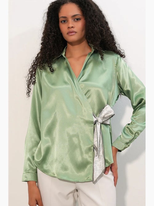 Camisa feminina de cetim com amarração frontal bdart - Kiabi Camisa feminina de cetim com amarração frontal bdart - Kiabi