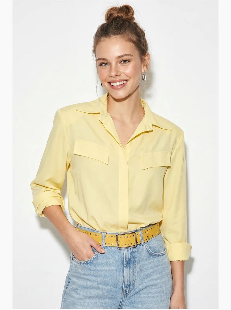 Camisa feminina de crepe tecido com corte regular lucci Amarelo-limão - Kiabi