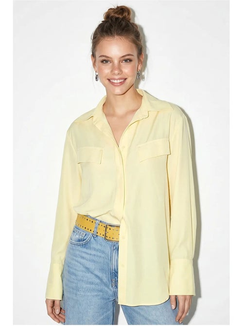 Camisa feminina de crepe tecido com corte regular lucci - Kiabi Camisa feminina de crepe tecido com corte regular lucci - Kiabi