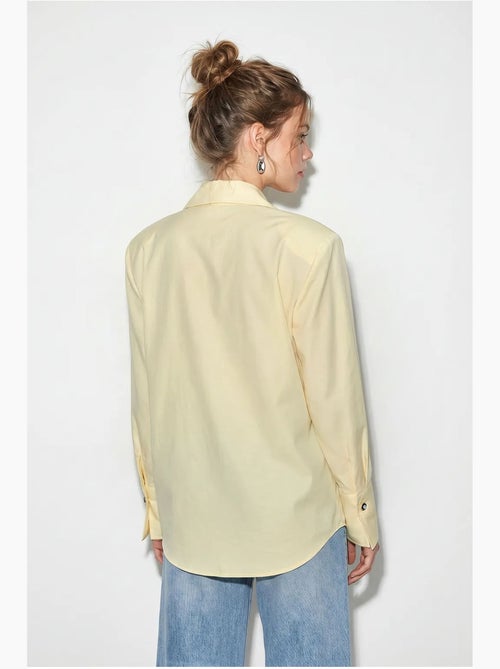 Camisa feminina de crepe tecido com corte regular lucci - Kiabi Camisa feminina de crepe tecido com corte regular lucci - Kiabi