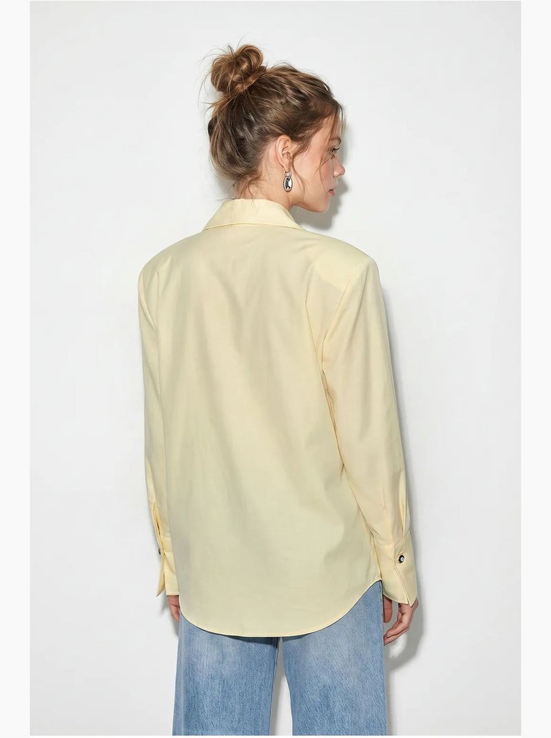Camisa feminina de crepe tecido com corte regular lucci Amarelo-limão - Kiabi