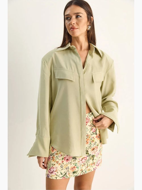 Camisa feminina de crepe tecido com corte regular lucci - Kiabi
