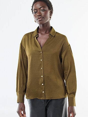 Camisa fluida acetinada com botões dourados