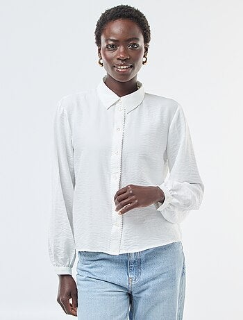 Camisa fluida com detalhes originais nas bordas da carcela