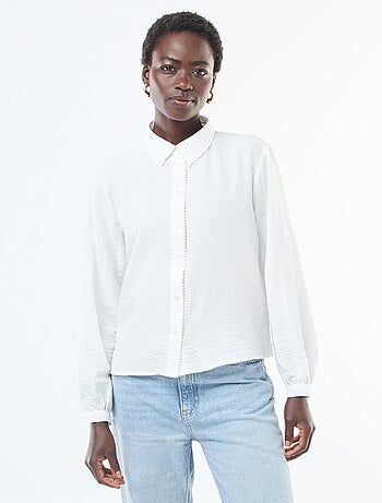 Camisa fluida com detalhes originais nas bordas da carcela