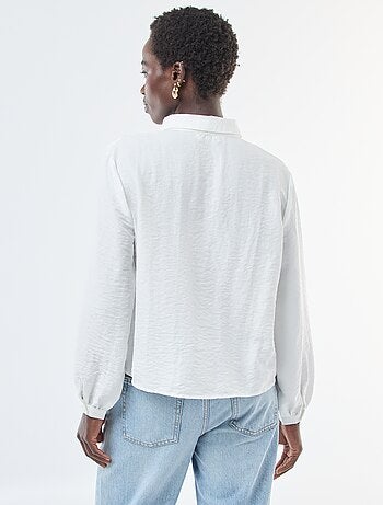 Camisa fluida com detalhes originais nas bordas da carcela