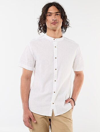 Camisa lisa de manga curta e gola mao em linho misto