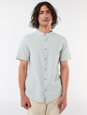 Camisa lisa de manga curta e gola mao em linho misto