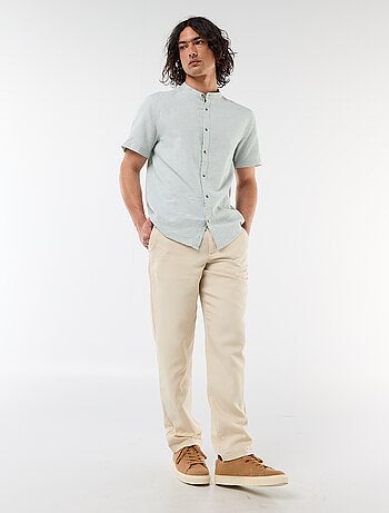 Camisa lisa de manga curta e gola mao em linho misto