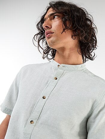 Camisa lisa de manga curta e gola mao em linho misto