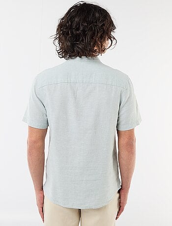 Camisa lisa de manga curta e gola mao em linho misto