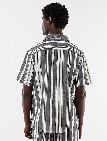 Camisa listrada de manga curta