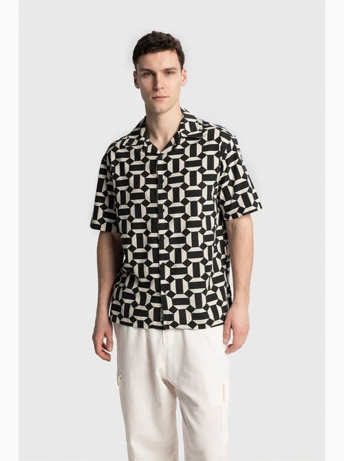 Camisa masculina de popelina de algodão com estampa geométrica giesto - Kiabi Camisa masculina de popelina de algodão com estampa geométrica giesto - Kiabi