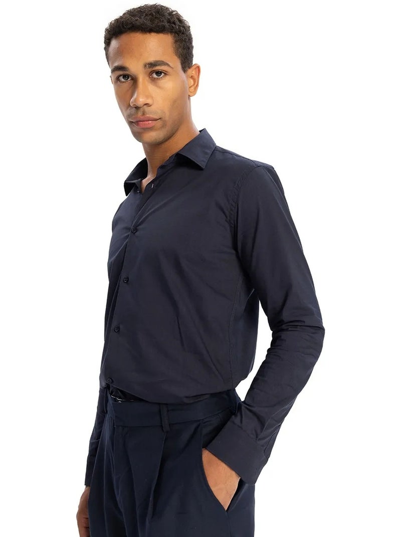 Camisa masculina slim fit em popelina de algodão giesto Azul-marinho - Kiabi
