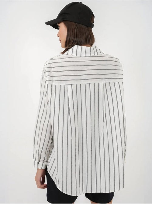 Camisa oversize texturizada às riscas com fecho de botões bdart - Kiabi Camisa oversize texturizada às riscas com fecho de botões bdart - Kiabi