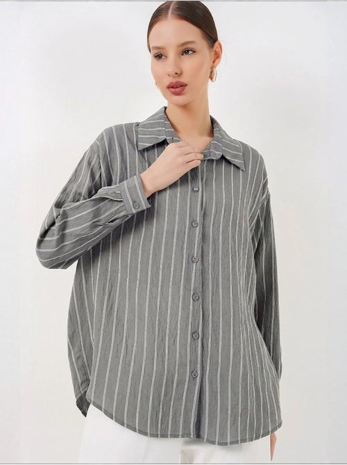 Camisa oversize texturizada às riscas com fecho de botões bdart - Kiabi Camisa oversize texturizada às riscas com fecho de botões bdart - Kiabi