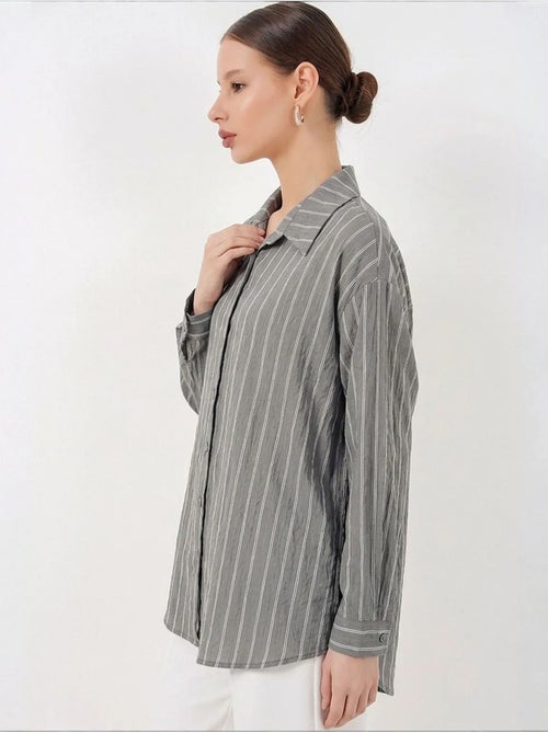 Camisa oversize texturizada às riscas com fecho de botões bdart - Kiabi Camisa oversize texturizada às riscas com fecho de botões bdart - Kiabi