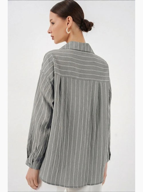 Camisa oversize texturizada às riscas com fecho de botões bdart - Kiabi Camisa oversize texturizada às riscas com fecho de botões bdart - Kiabi