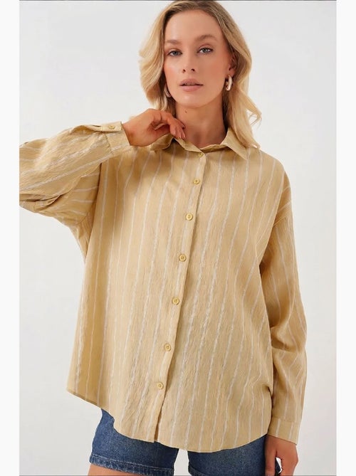 Camisa oversize texturizada às riscas com fecho de botões bdart - Kiabi Camisa oversize texturizada às riscas com fecho de botões bdart - Kiabi
