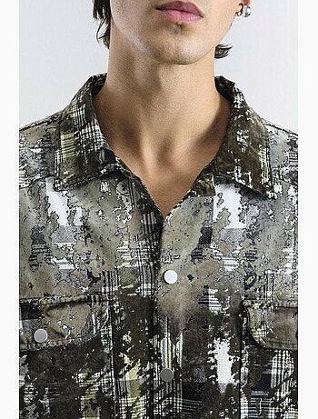 Camisa oversized aos quadrados texturizada com bolso giesto