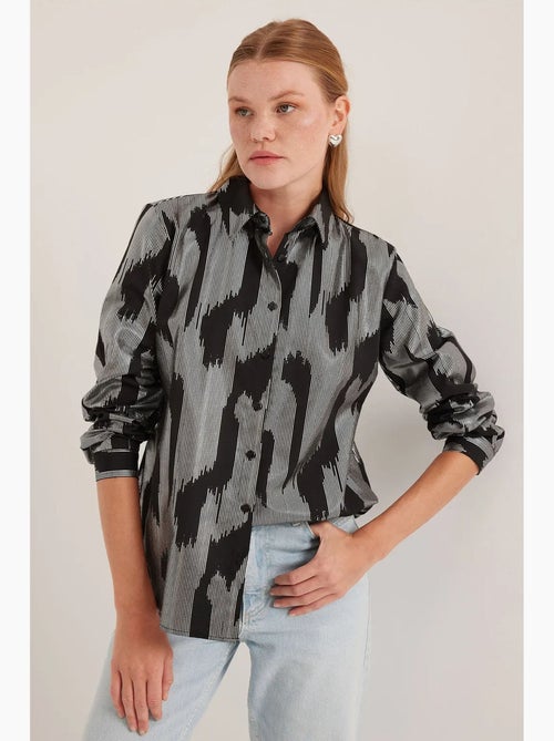 Camisa oversized com estampado abstrato e abotoamento frontal bdart - Kiabi Camisa oversized com estampado abstrato e abotoamento frontal bdart - Kiabi
