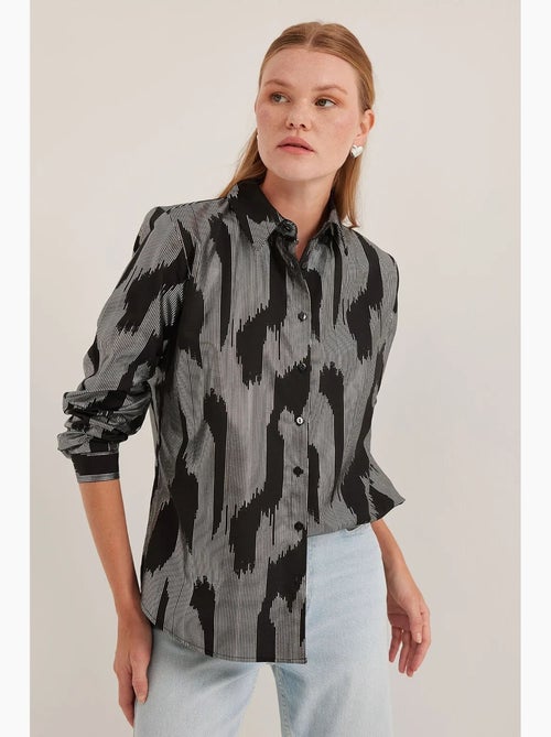 Camisa oversized com estampado abstrato e abotoamento frontal bdart - Kiabi Camisa oversized com estampado abstrato e abotoamento frontal bdart - Kiabi