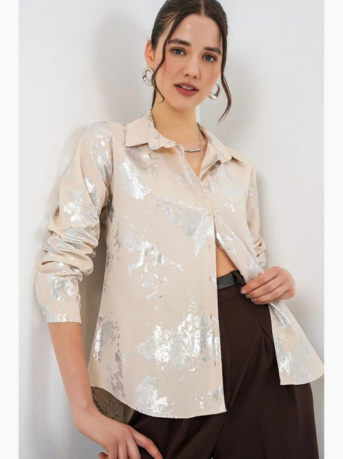 Camisa oversized com estampado abstrato e abotoamento frontal bdart - Kiabi Camisa oversized com estampado abstrato e abotoamento frontal bdart - Kiabi