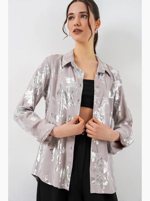 Camisa oversized com estampado abstrato e abotoamento frontal bdart - Kiabi Camisa oversized com estampado abstrato e abotoamento frontal bdart - Kiabi
