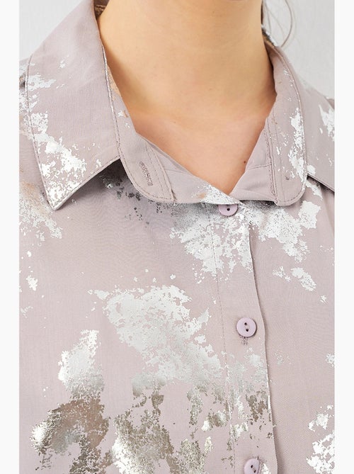Camisa oversized com estampado abstrato e abotoamento frontal bdart - Kiabi Camisa oversized com estampado abstrato e abotoamento frontal bdart - Kiabi