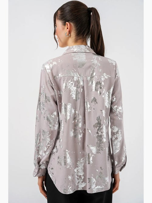 Camisa oversized com estampado abstrato e abotoamento frontal bdart - Kiabi Camisa oversized com estampado abstrato e abotoamento frontal bdart - Kiabi