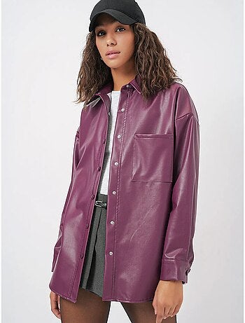 Camisa oversized de manga comprida em pele sintética com botões e bolso. Bdart