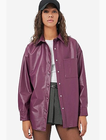 Camisa oversized de manga comprida em pele sintética com botões e bolso. Bdart