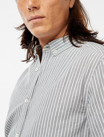 Camisa Oxford com motivo às riscas