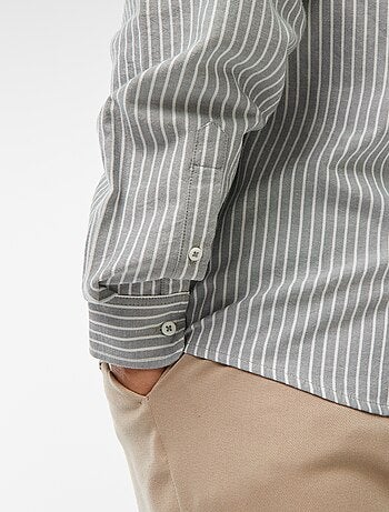 Camisa Oxford com motivo às riscas