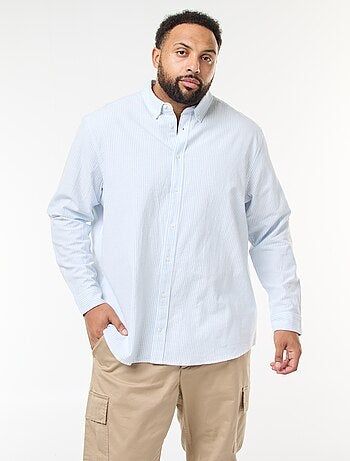 Camisa oxford com padrão às riscas