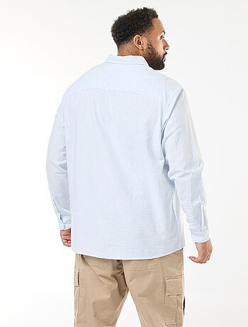 Camisa oxford com padrão às riscas