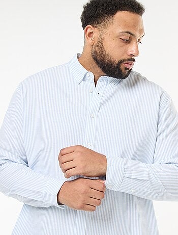 Camisa oxford com padrão às riscas
