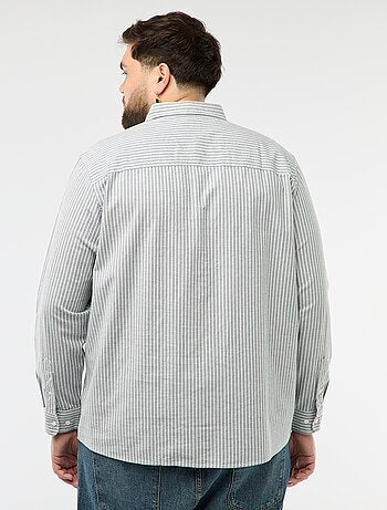 Camisa oxford com padrão às riscas