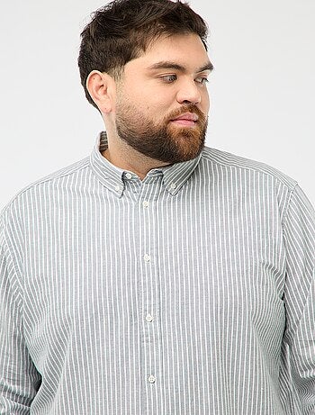 Camisa oxford com padrão às riscas