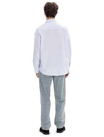 Camisa regular fit com colarinho abotoado e bolso giesto