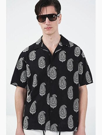 Camisa regular fit com estampado paisley e fecho de botões giesto