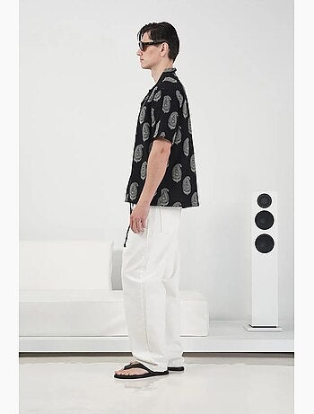 Camisa regular fit com estampado paisley e fecho de botões giesto