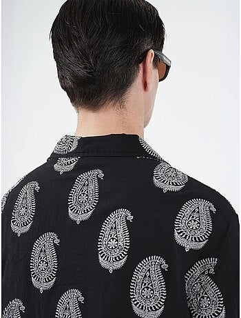 Camisa regular fit com estampado paisley e fecho de botões giesto