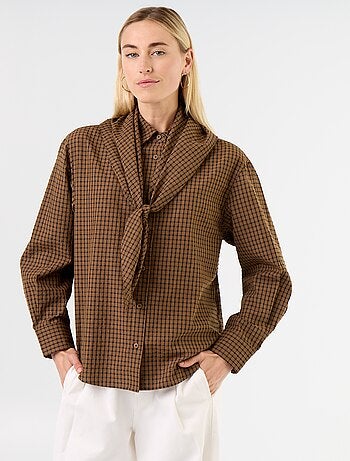 Camisa xadrez com lenço